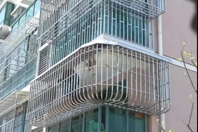 封阳台时,该选择隐形防盗窗还是不锈钢防盗窗?看师傅怎么说!-资讯中心