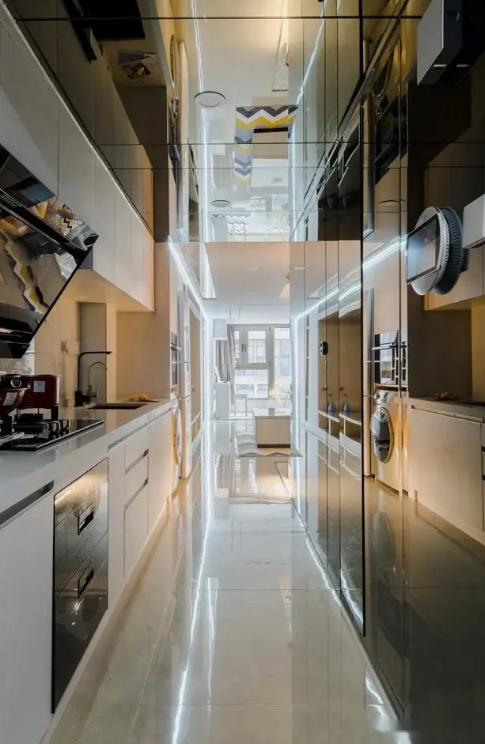 吊顶和墙面用镜面不锈钢贴面,扩大视觉,减少压抑感.